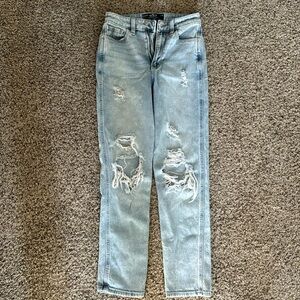 Hollister Ultra high rise Mom Jean 000